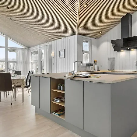 4 Bedroom Beautiful In Juelsminde Sonderby (Midtjylland)