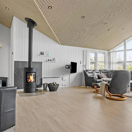 4 Bedroom Beautiful In Juelsminde