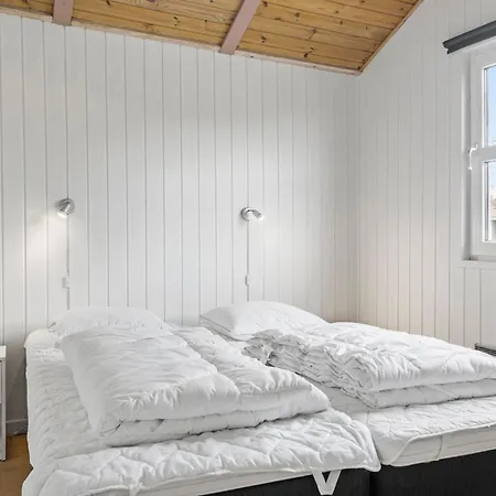 4 Bedroom Beautiful In Juelsminde 度假居 *